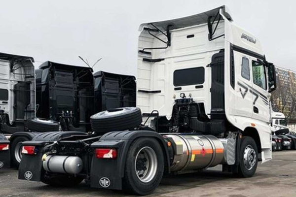 Седельный тягач FAW J7: мощь, надежность и комфорт для вашего бизнеса Седельный тягач FAW J7: мощь, надежность и комфорт для вашего бизнеса