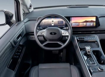 В России стартовали продажи минивэнов Sollers SP7 и JAC RF8