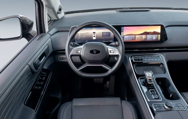 В России стартовали продажи минивэнов Sollers SP7 и JAC RF8